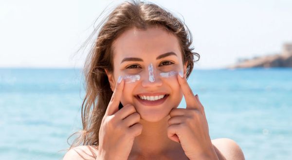 چگونه از ایجاد چین و چروک در تابستان جلوگیری کنیم؟ تأثیر نور خورشید + 7 راه‌حل مؤثر
