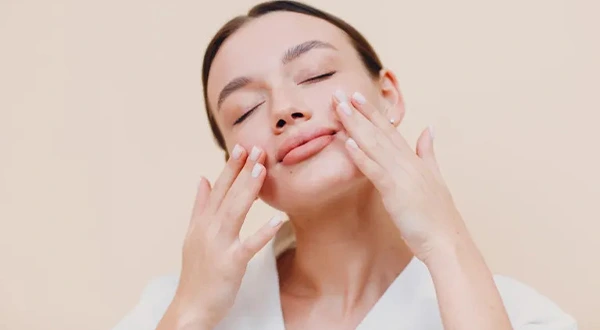 چطور با ماساژ و تمرینات ساده، پوست صورتمان را جوان نگه داریم؟